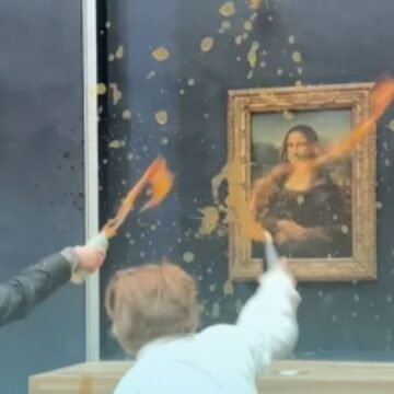 Mona Lisa: 2 Protestors Hurl Soup at da Vinci Painting